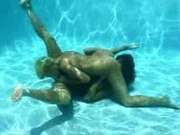 Порно лизбиянок под водой