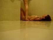 Секс в ванной на полу